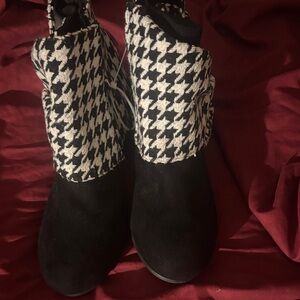 Stylish Black and White Houndstooth Women's Boots